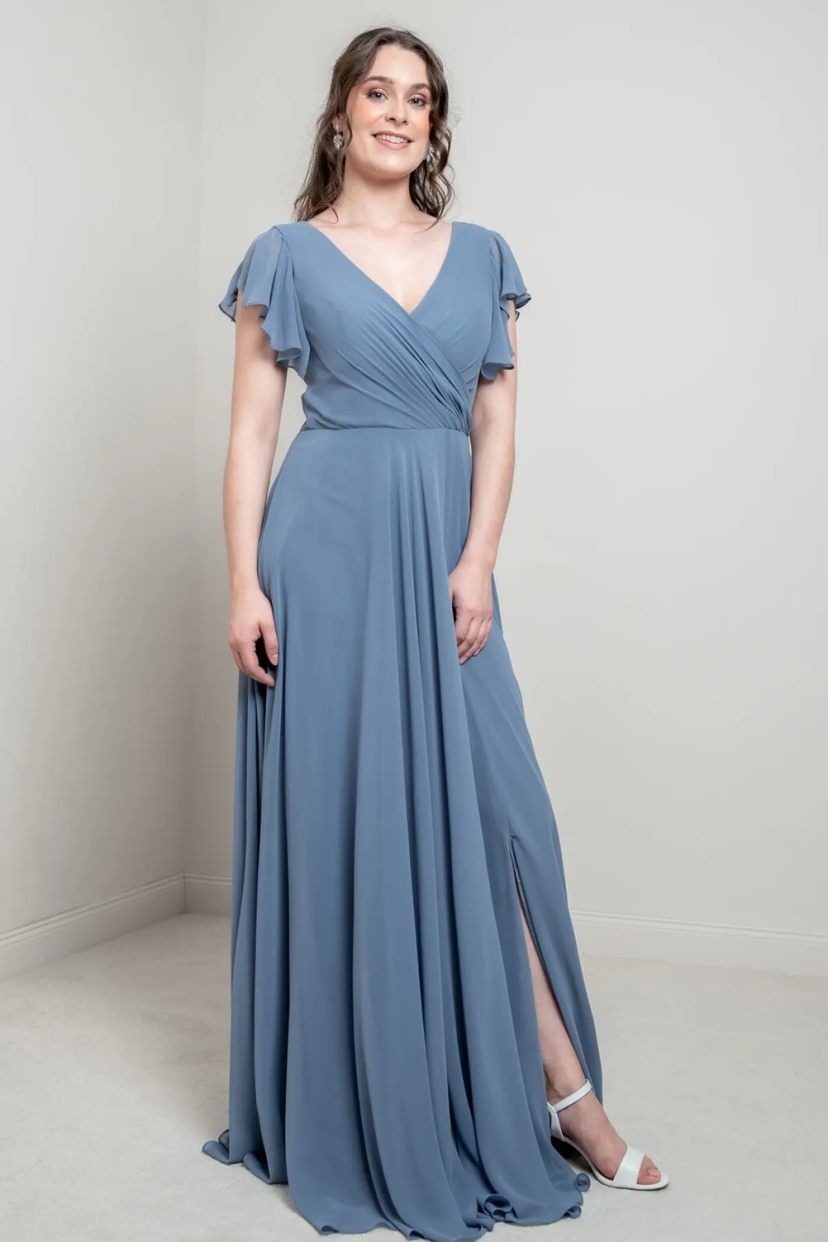 Abendkleid in Dusty Blue mit Flügelärmeln | >Glam & Grace Online