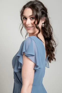 Abendkleid in Dusty Blue mit Flügelärmeln | >Glam & Grace Online