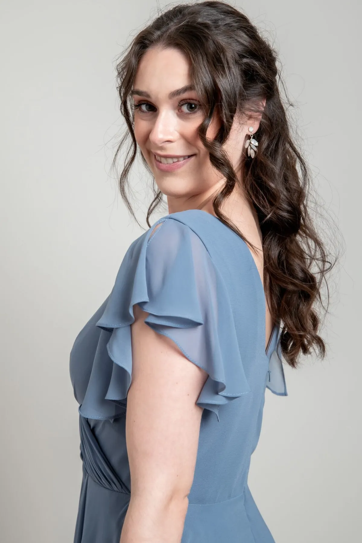 Abendkleid in Dusty Blue mit Flügelärmeln | >Glam & Grace Online