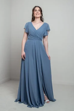Abendkleid in Dusty Blue mit Flügelärmeln | ><noscript><img width=