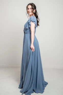 Abendkleid in Dusty Blue mit Flügelärmeln | ><noscript><img width=