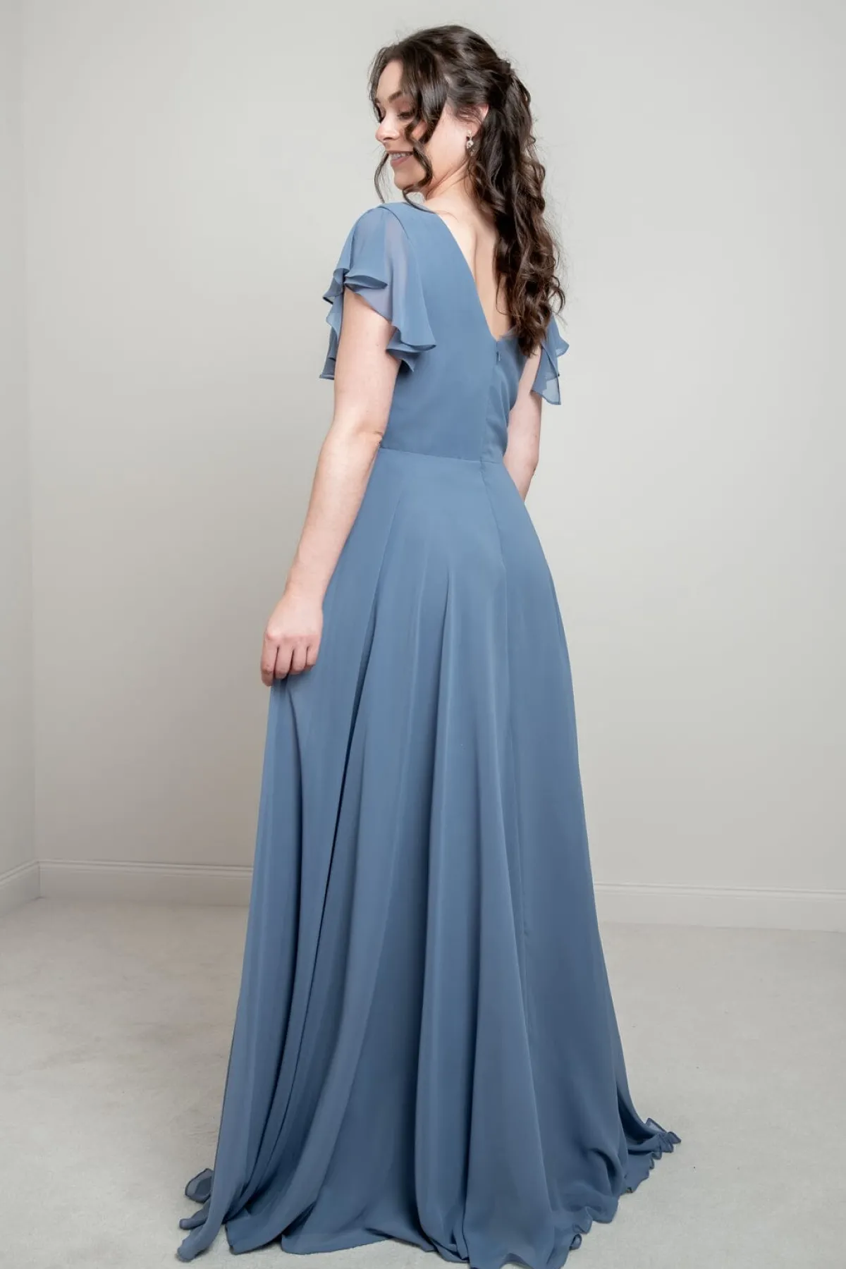 Abendkleid in Dusty Blue mit Flügelärmeln | >Glam & Grace Online