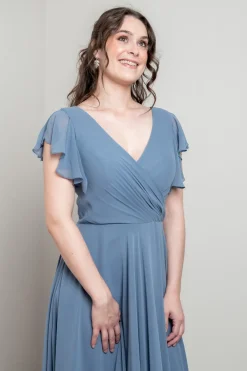 Abendkleid in Dusty Blue mit Flügelärmeln | ><noscript><img width=