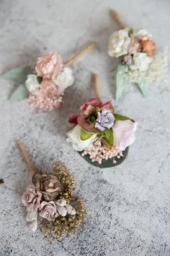 Ansteckblume mit bunten Stoffblüten><noscript><img width=