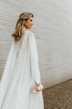 Braut Cape aus Softtüll mit Schleppe – Niamh><noscript><img width=