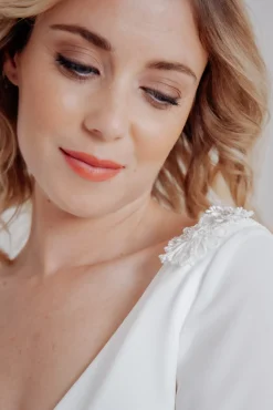 Braut Epauletten mit Pailletten und kleinen Perlen><noscript><img width=