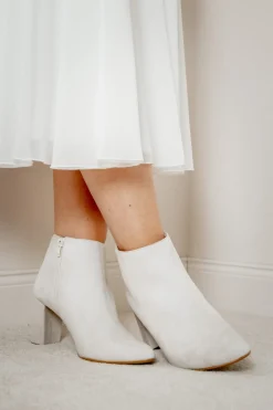 Braut Stiefelette aus Leder – Anissa Off-White><noscript><img width=