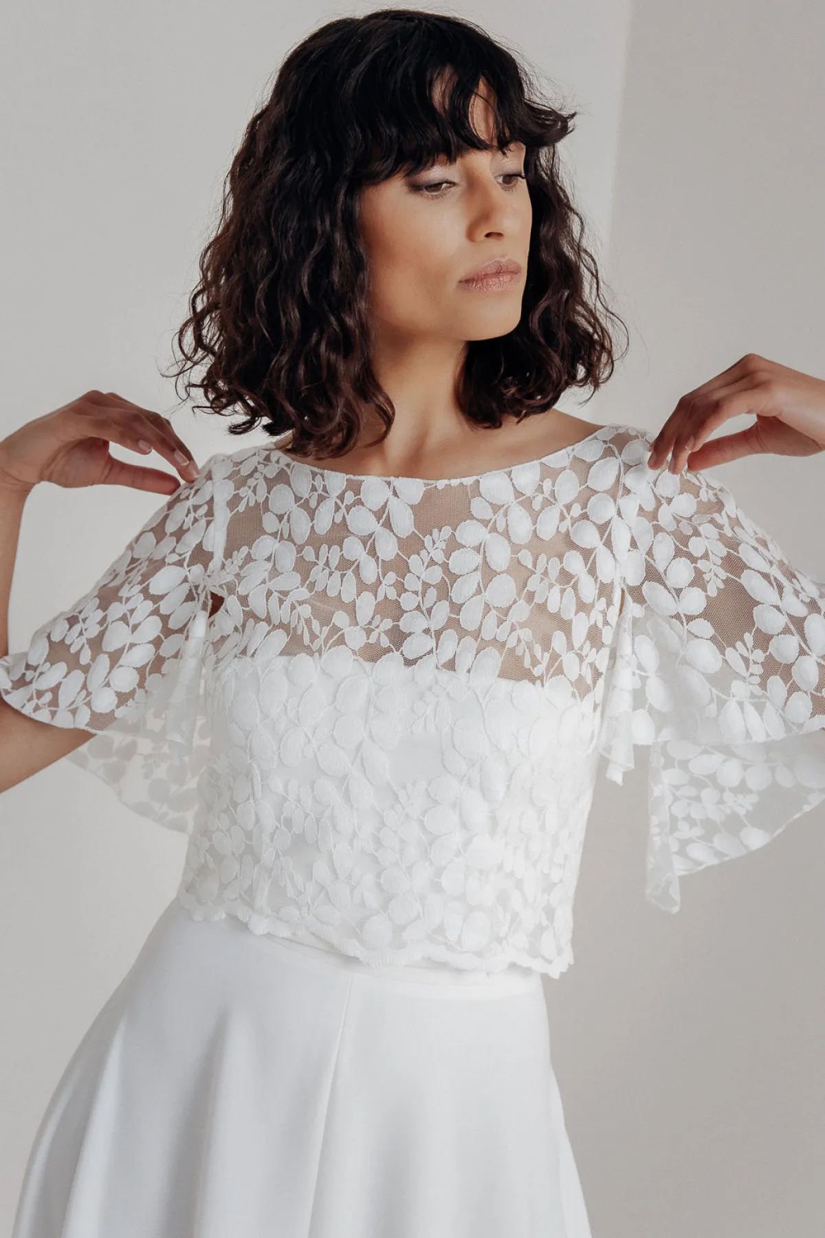 Braut Top aus Botanikspitze mit weiten Flügelärmeln – Lucy>noni Hot