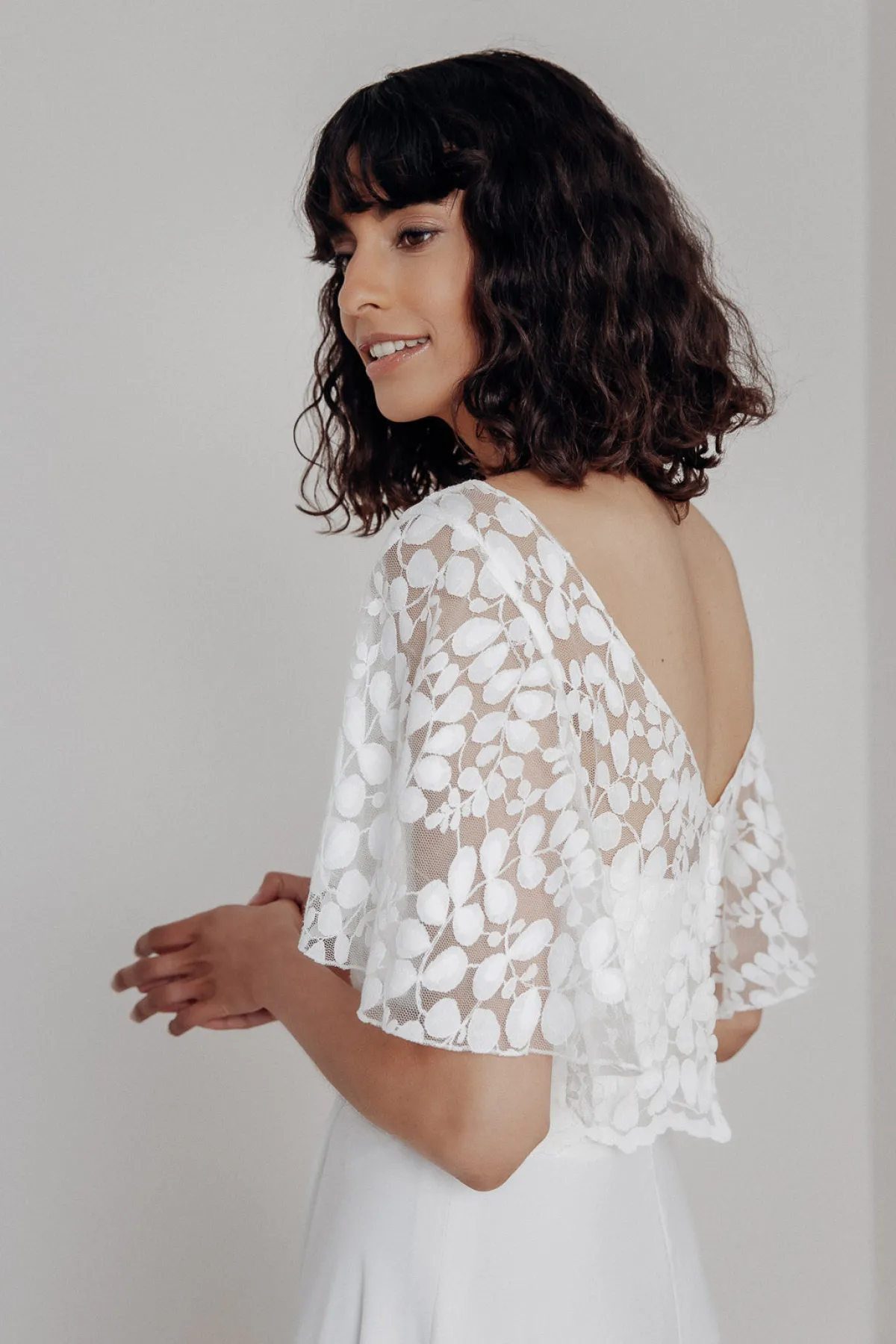 Braut Top aus Botanikspitze mit weiten Flügelärmeln – Lucy>noni Hot