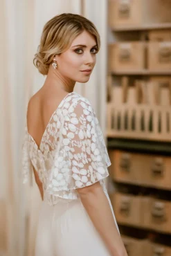 Braut Top aus Botanikspitze mit weiten Flügelärmeln – Lucy><noscript><img width=