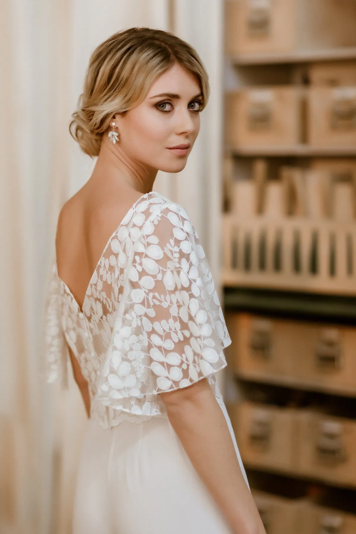 Braut Top aus Botanikspitze mit weiten Flügelärmeln – Lucy>noni Hot