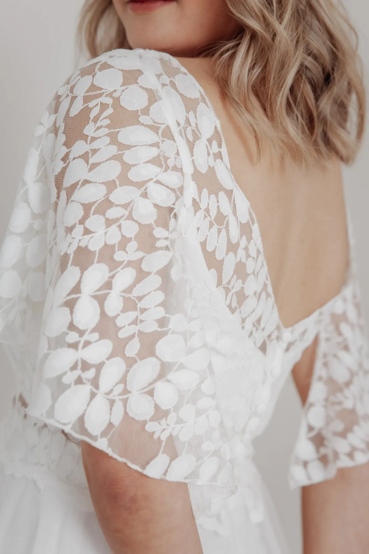 Braut Top aus Botanikspitze mit weiten Flügelärmeln – Lucy>noni Hot