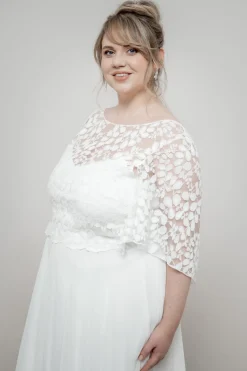 Braut Top aus Botanikspitze mit weiten Flügelärmeln – Lucy Curvy><noscript><img width=