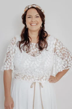 Braut Top aus Botanikspitze mit weiten Flügelärmeln – Lucy Curvy><noscript><img width=