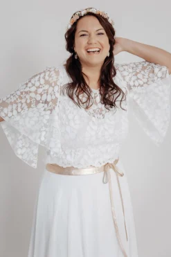 Braut Top aus Botanikspitze mit weiten Flügelärmeln – Lucy Curvy><noscript><img width=