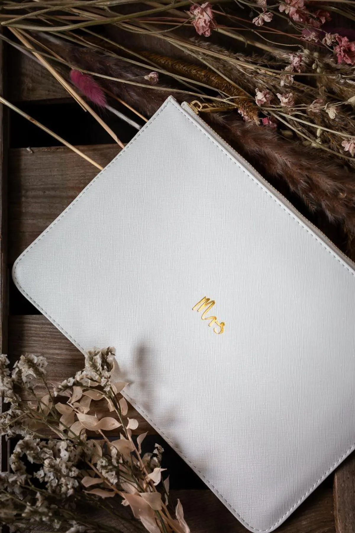 Braut-Pouch, Clutch mit Schriftzug "Mrs" in Chalky White –>Katie Loxton Best