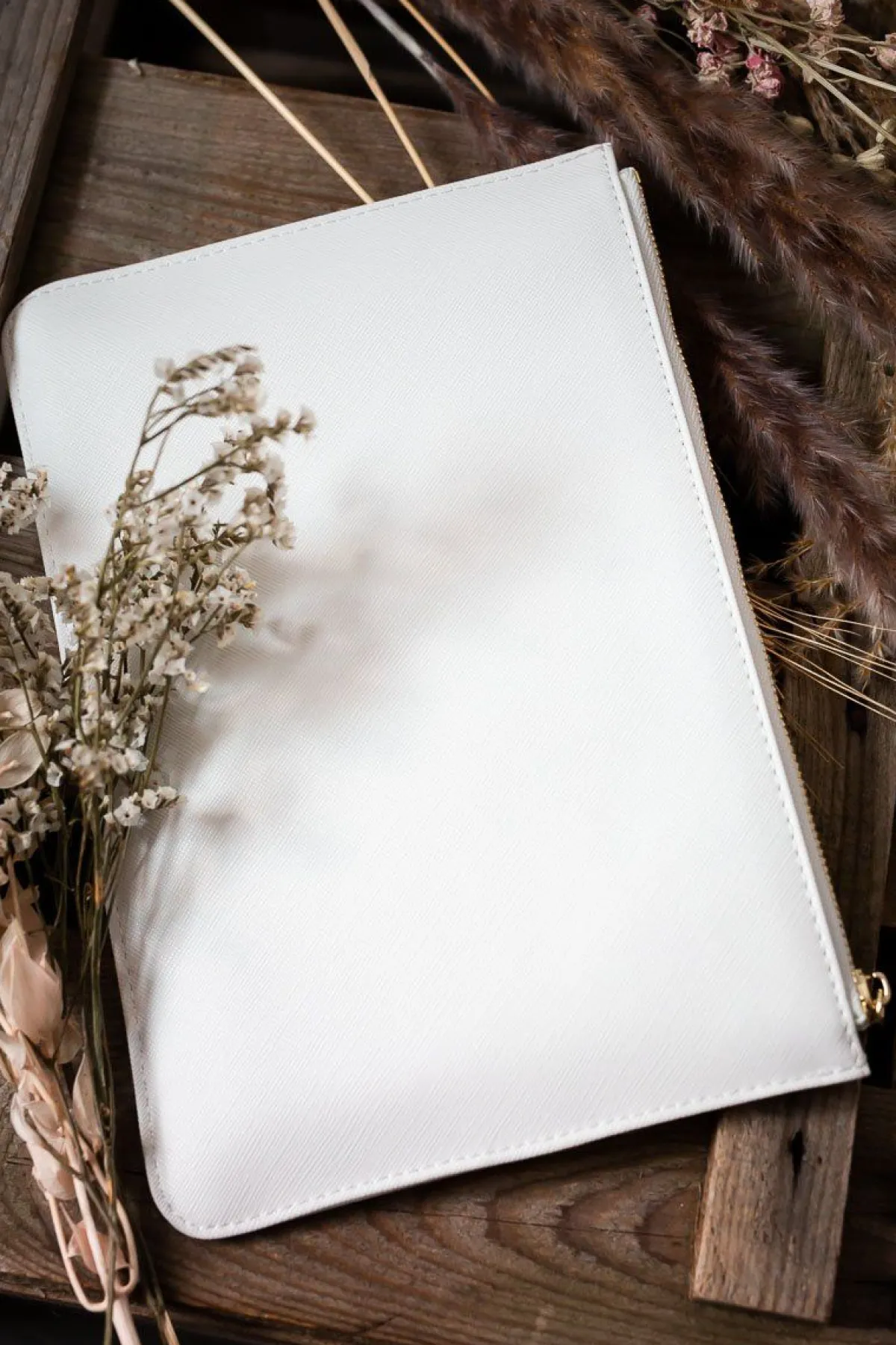 Braut-Pouch, Clutch mit Schriftzug "Mrs" in Chalky White –>Katie Loxton Best