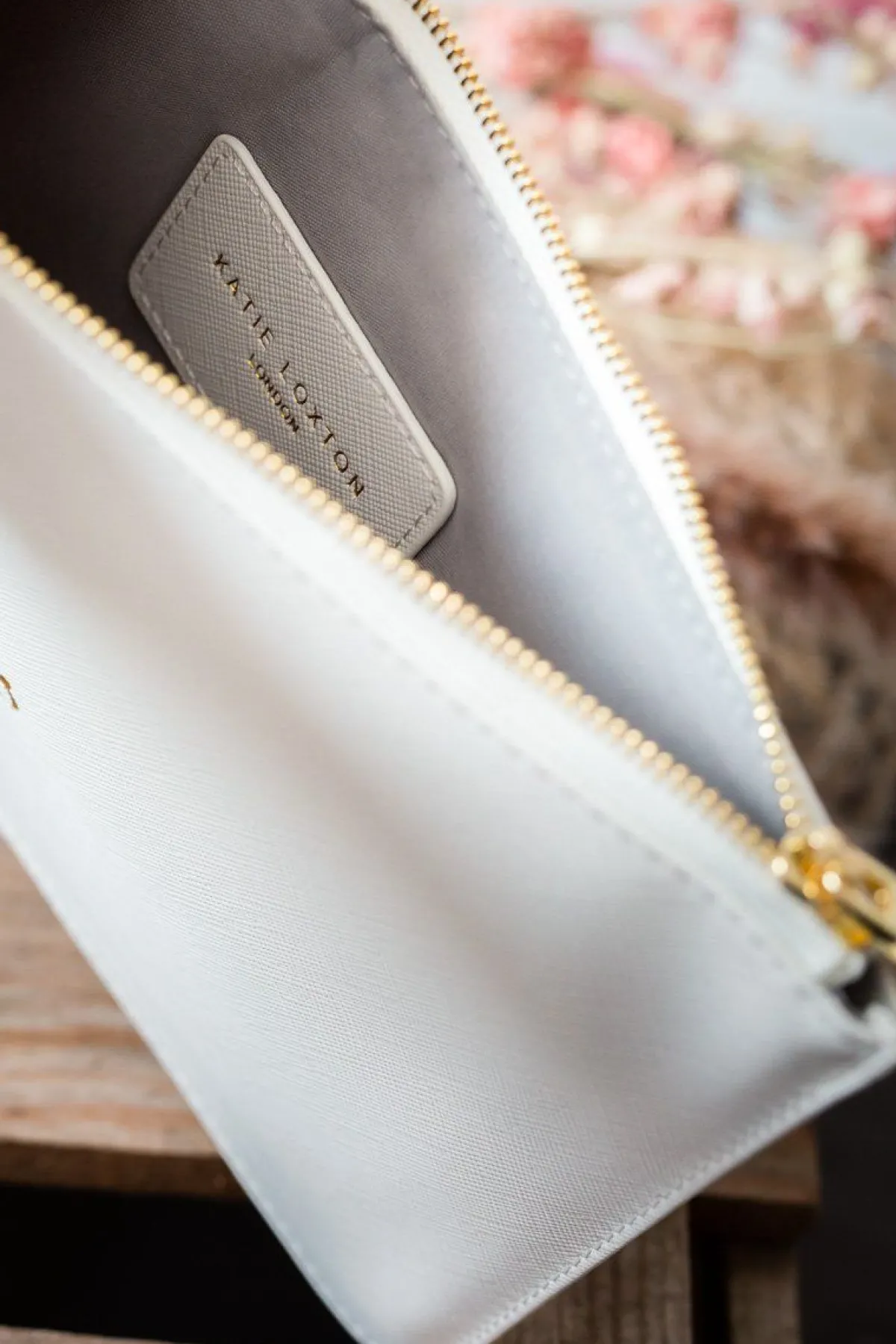 Braut-Pouch, Clutch mit Schriftzug "Mrs" in Chalky White –>Katie Loxton Best