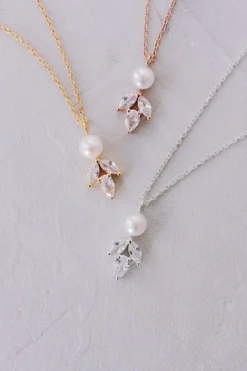 Elegante Braut Halskette mit Kristallen und Perle - Simply Delightful><noscript><img width=