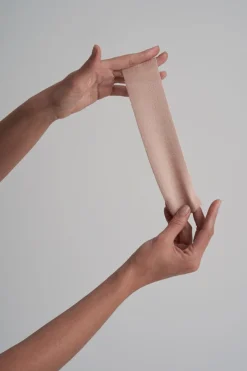 Fashion Tape als BH-Ersatz –><noscript><img width=