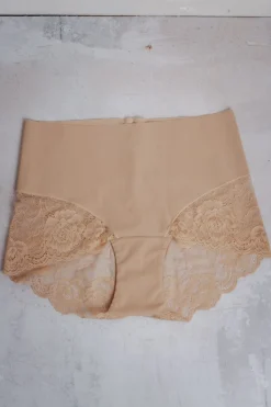 Figurformende Mid-Waist Spitzenshorts in Nude><noscript><img width=