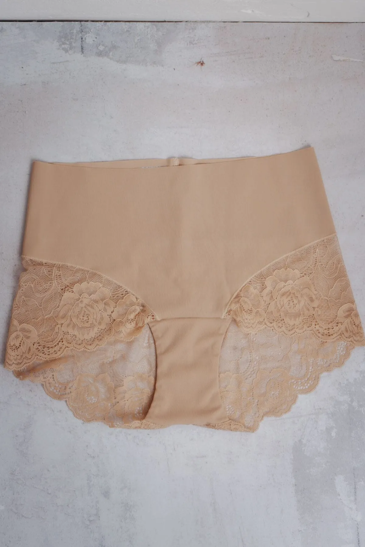Figurformende Mid-Waist Spitzenshorts in Nude>Poirier Online