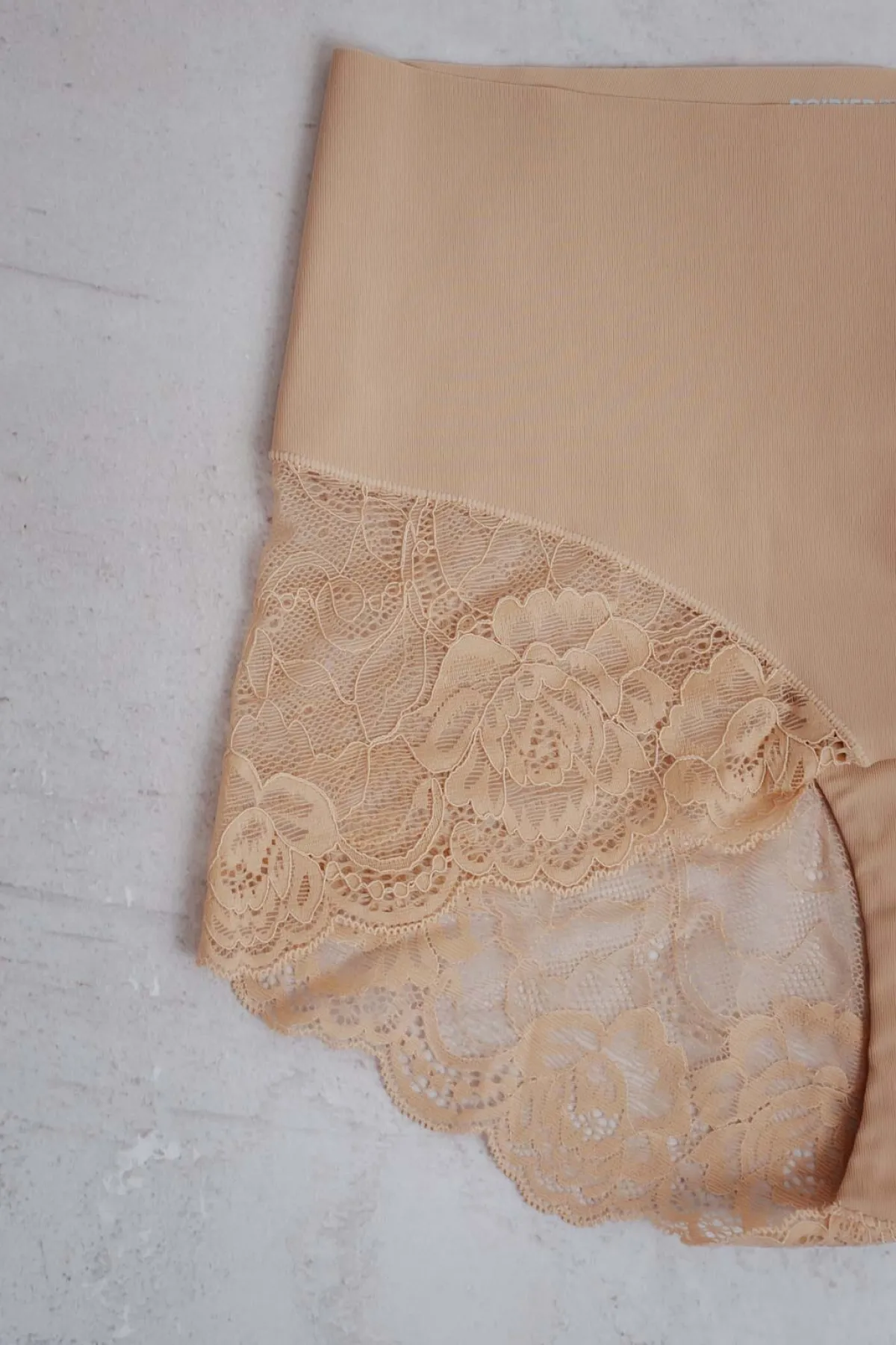 Figurformende Mid-Waist Spitzenshorts in Nude>Poirier Online