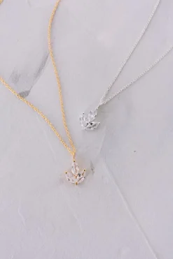 Filigrane Halskette für die Braut mit Kristall Anhänger - Simply Wonderful><noscript><img width=