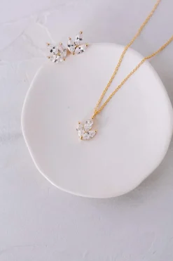 Filigrane Halskette für die Braut mit Kristall Anhänger - Simply Wonderful><noscript><img width=