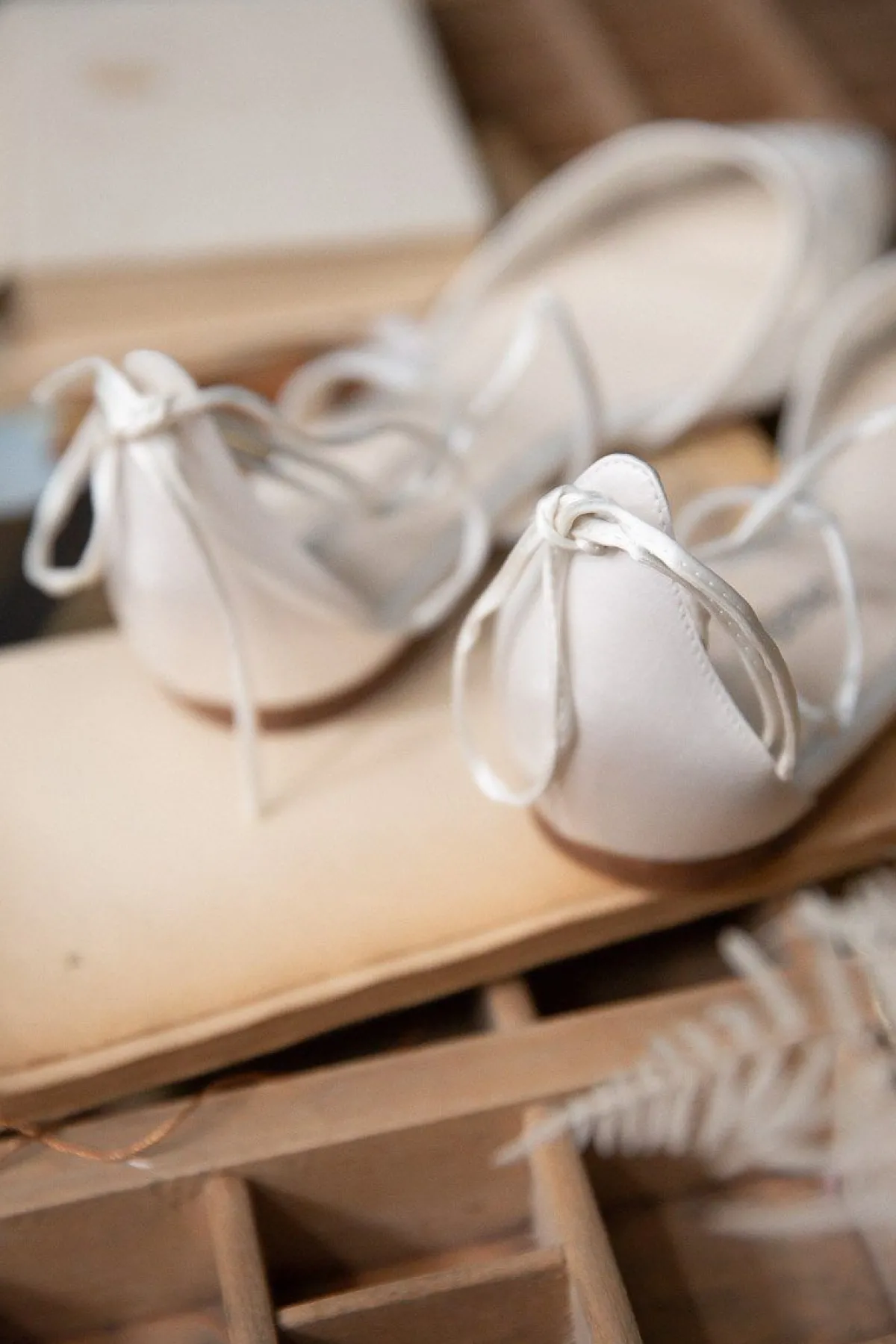 Flache Brautschuhe mit Spitze – Alicia Ivory Shoes>Bella Belle Best