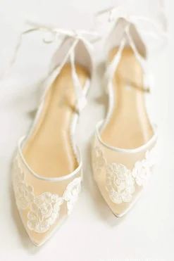 Flache Brautschuhe mit Spitze – Alicia Ivory Shoes><noscript><img width=