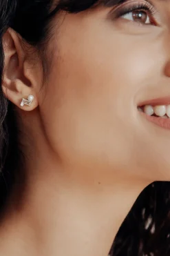 Funkelnde Ohrstecker mit kubistischem Kristall und Perle - Trinity>Juvelan