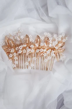 Glamouröser Haarkamm mit weißen Perlen und goldenen Blättern><noscript><img width=