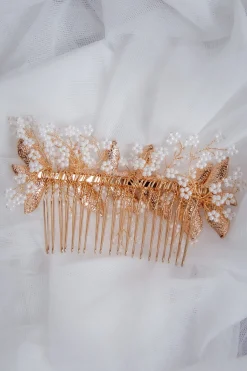 Glamouröser Haarkamm mit weißen Perlen und goldenen Blättern><noscript><img width=