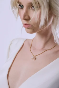 Goldfarbene Halskette mit kleinem Perlenanhänger – Pearl Bell>Decolove Best