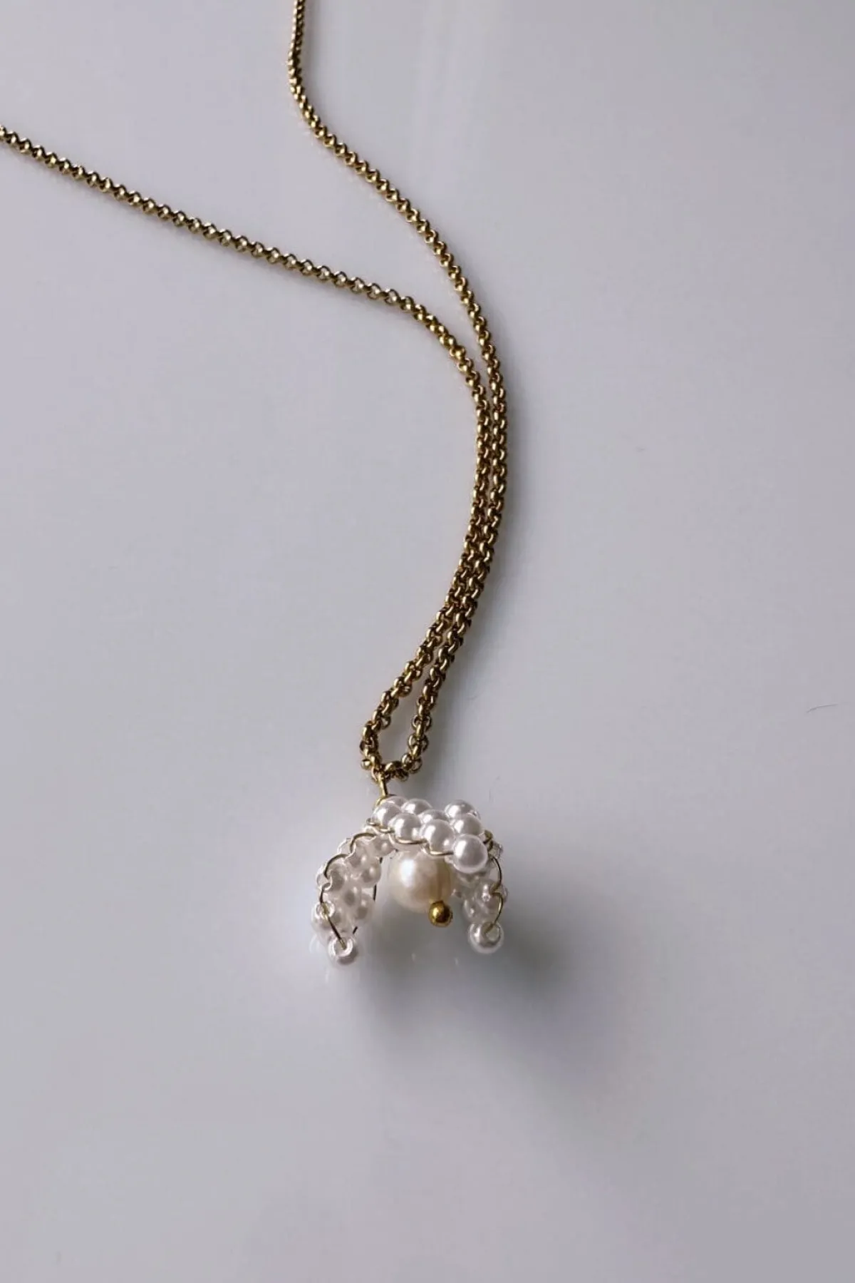 Goldfarbene Halskette mit kleinem Perlenanhänger – Pearl Bell>Decolove Best