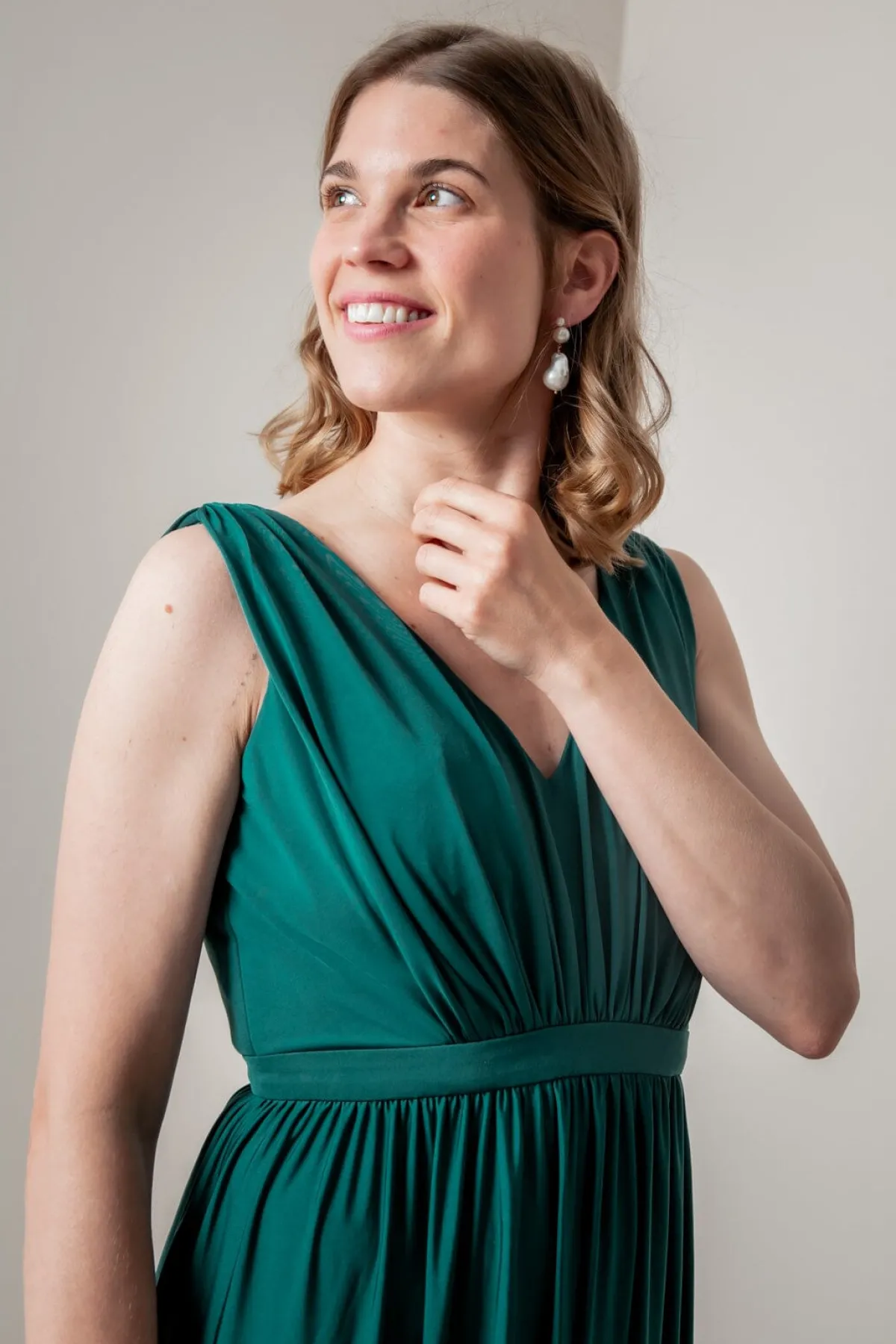 Grünes Brautjungfernkleid mit V-Ausschnitt |>Eliza & Ethan Sale