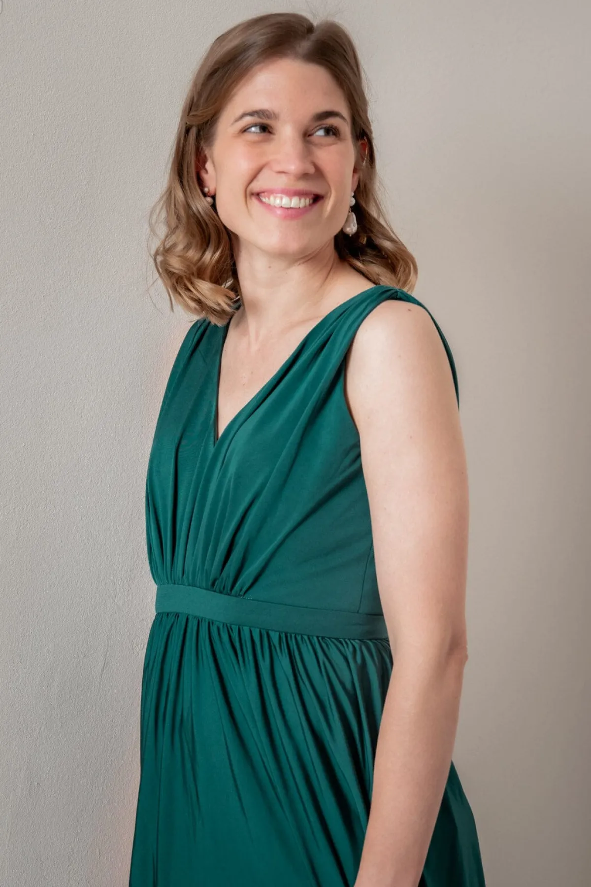 Grünes Brautjungfernkleid mit V-Ausschnitt |>Eliza & Ethan Sale