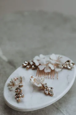 Haarkamm mit Strasssteinen und Stoffblüten><noscript><img width=