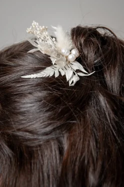 Haarnadel mit Farn- und Trockenpflanzen und Perlenverzierung><noscript><img width=