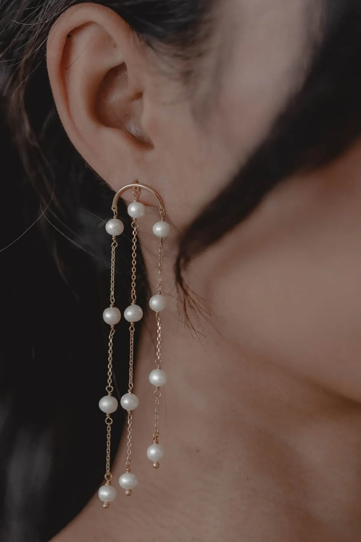 Halbrunde lange Perlen-Ohrhänger – Eliza>Juvelan Hot