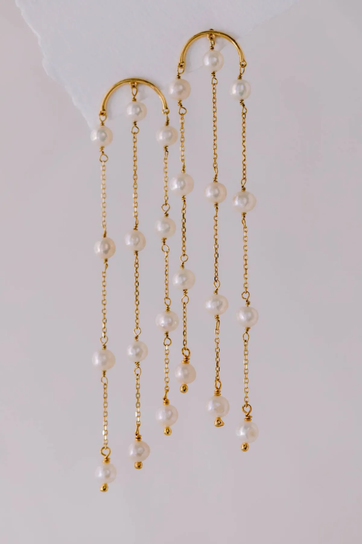 Halbrunde lange Perlen-Ohrhänger – Eliza>Juvelan Hot