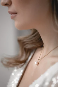 Kette mit rundem Perlen-Anhänger und kleinem Kristall – Blooming Beauty>Juvelan