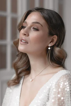 Kette mit rundem Perlen-Anhänger und kleinem Kristall – Blooming Beauty><noscript><img width=