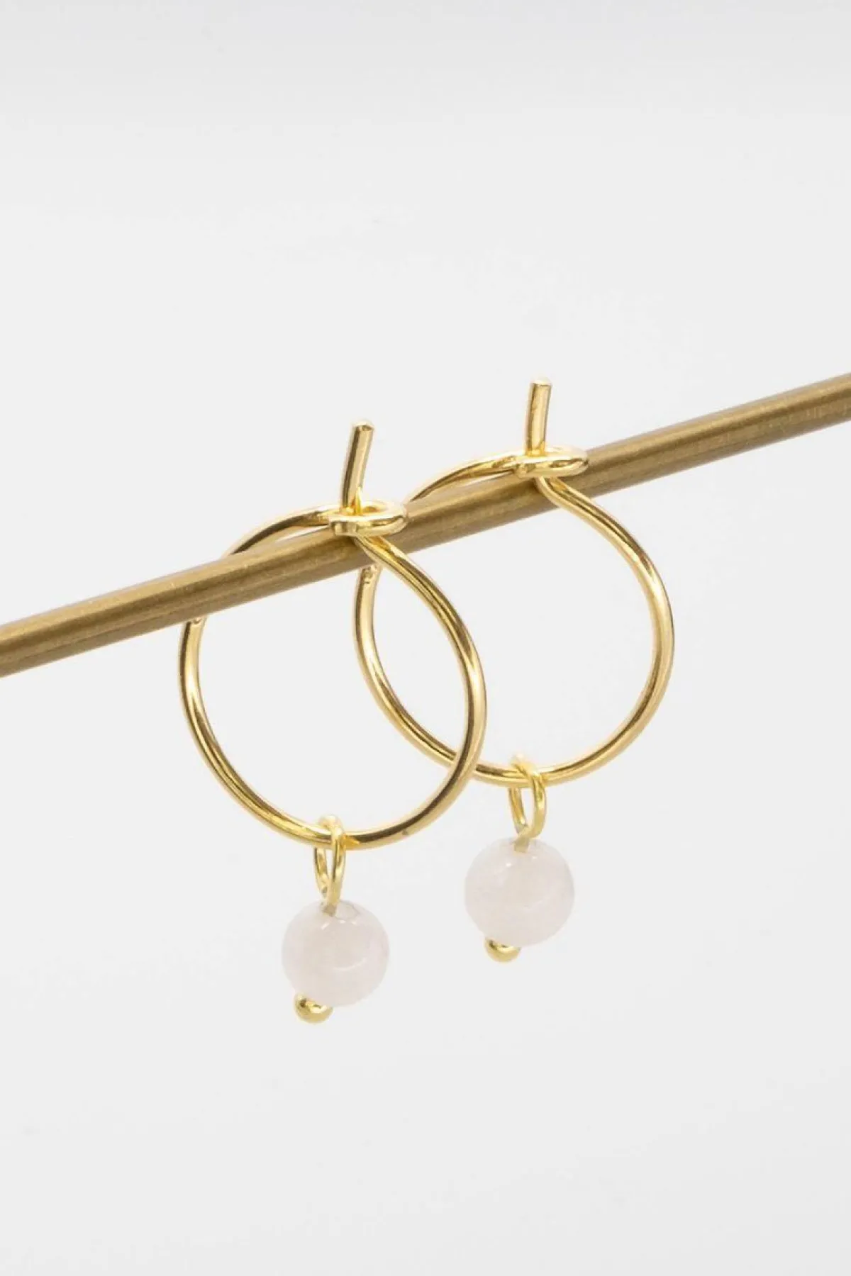 Kleine Creolen mit Anhängern aus Halbedelstein oder Perlen – Gemstone Hoops>fejn jewelry New