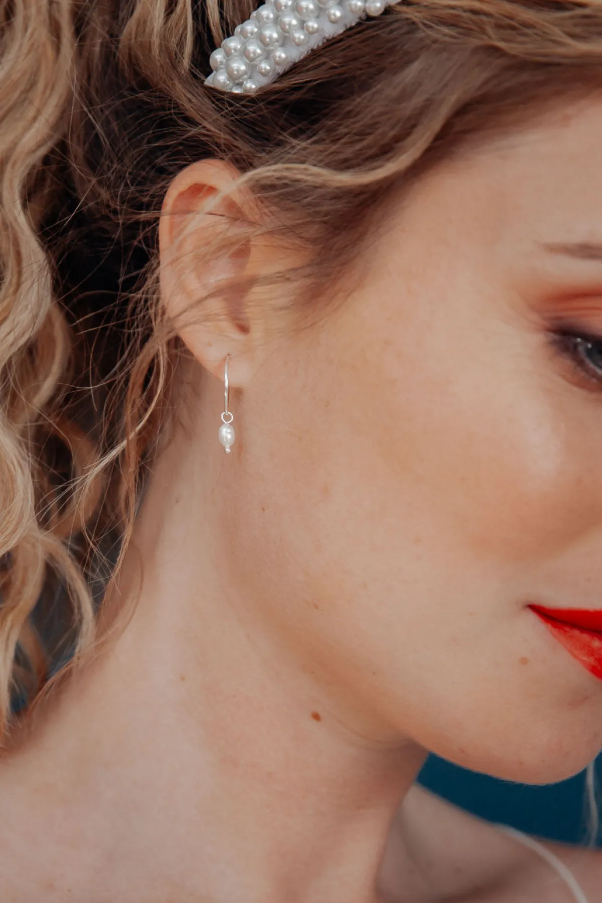 Kleine Creolen mit Anhängern aus Halbedelstein oder Perlen – Gemstone Hoops>fejn jewelry New