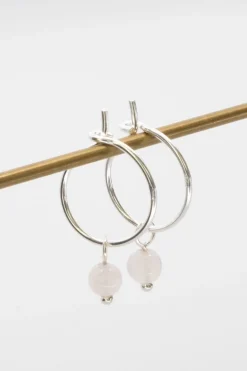 Kleine Creolen mit Anhängern aus Halbedelstein oder Perlen – Gemstone Hoops><noscript><img width=