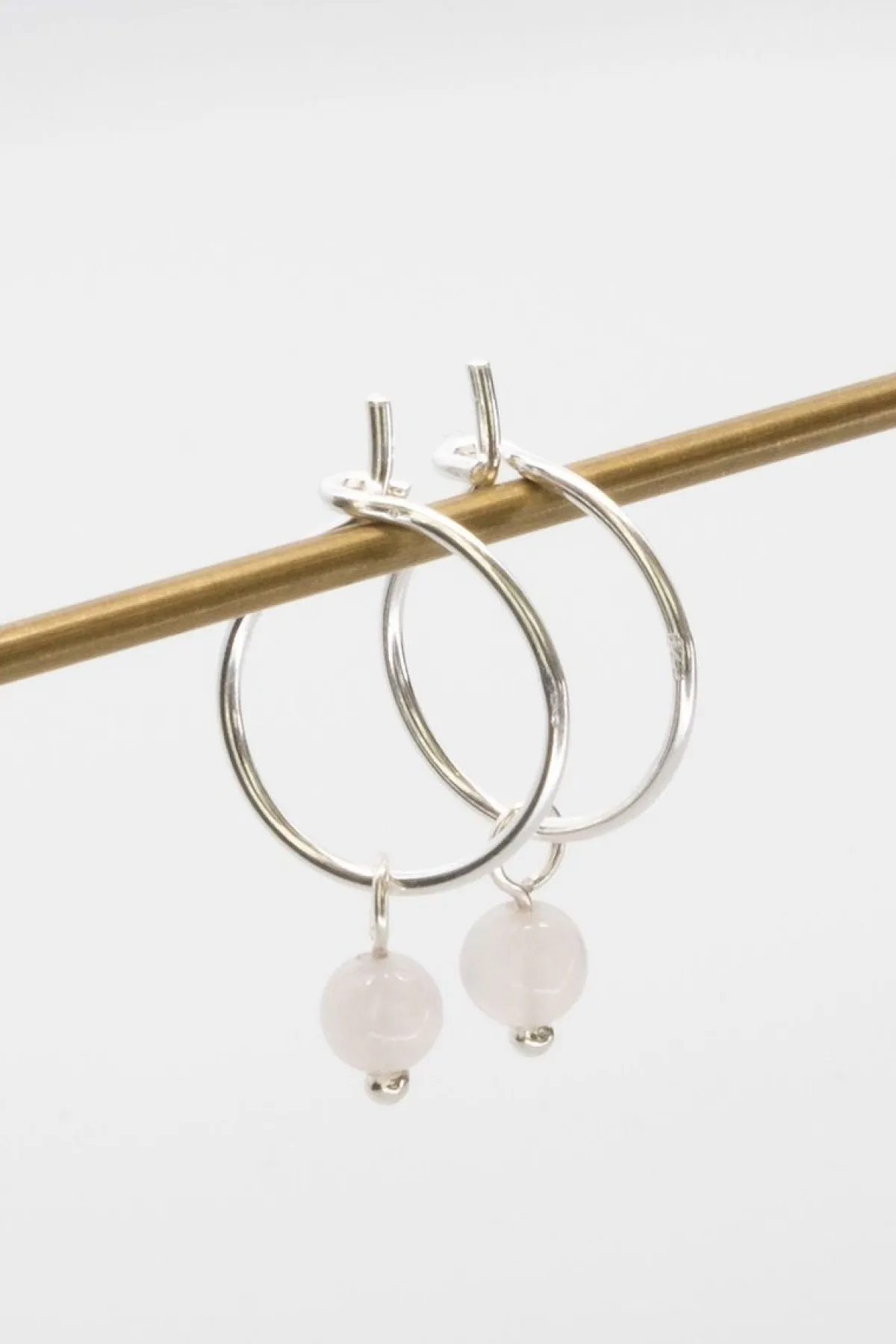 Kleine Creolen mit Anhängern aus Halbedelstein oder Perlen – Gemstone Hoops>fejn jewelry New