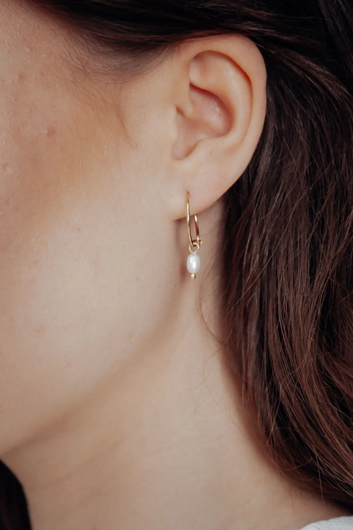 Kleine Creolen mit Anhängern aus Halbedelstein oder Perlen – Gemstone Hoops>fejn jewelry New