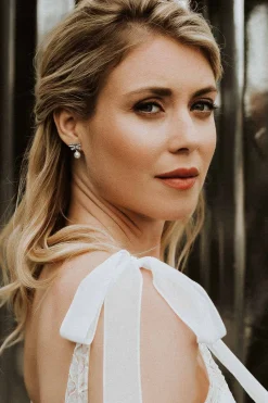 Kleine Ohrstecker mit Kristallschleife und Perle>Untamed Petals Online